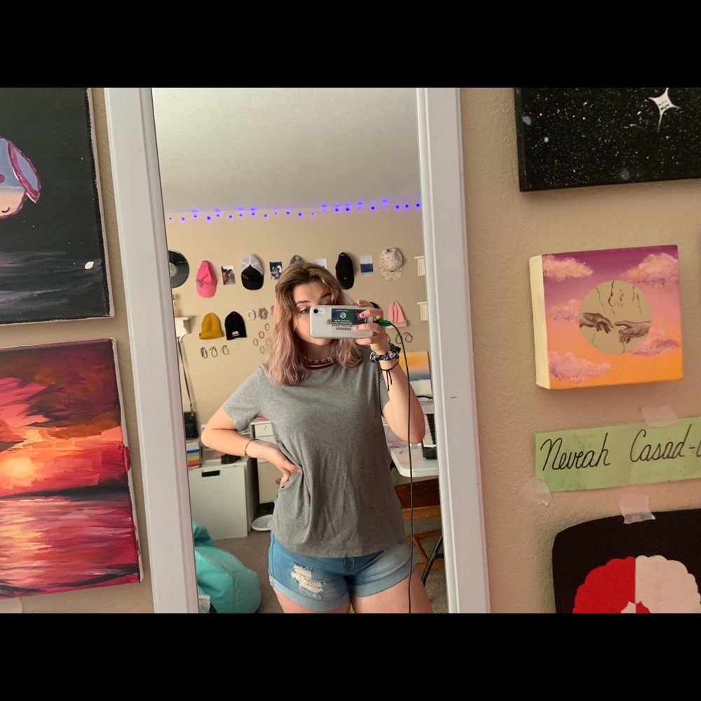 Red collared grey t-shirt